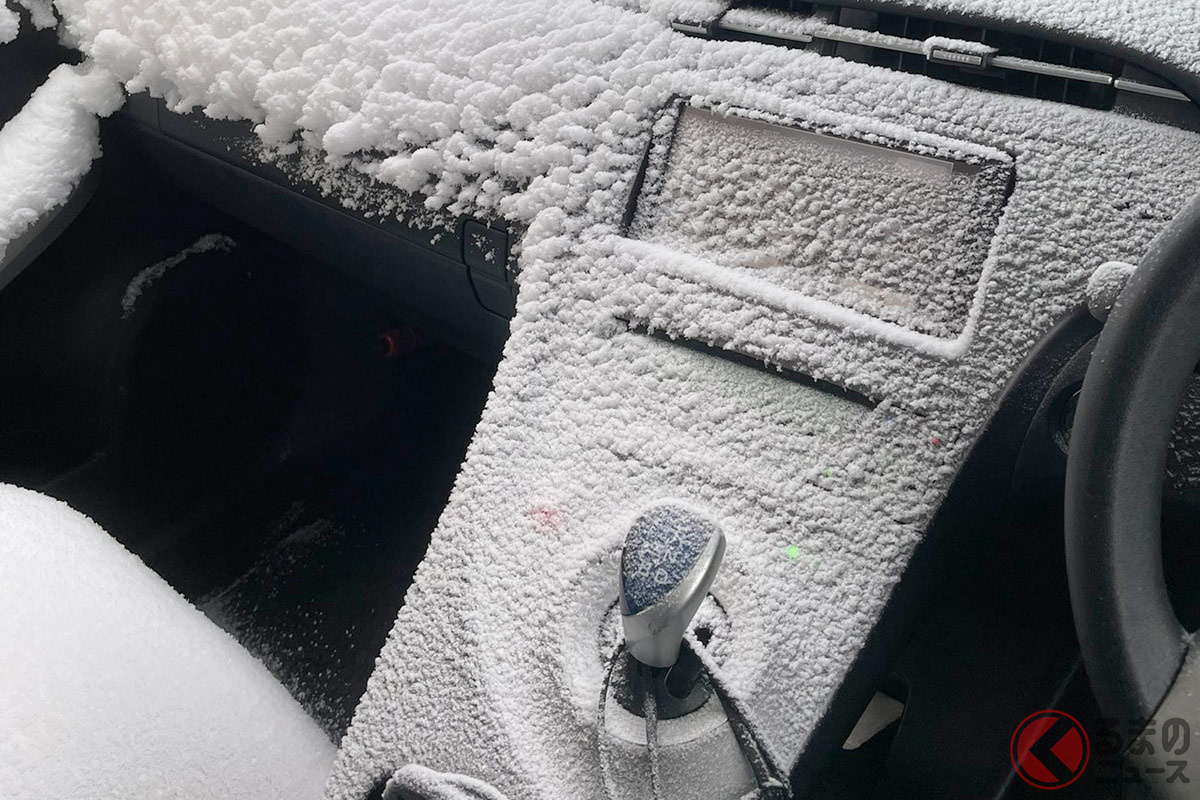 うぎゃー！ 車内が雪まみれ!? これは「会社行きたくないw」 （画像提供：shingo @CG_550）