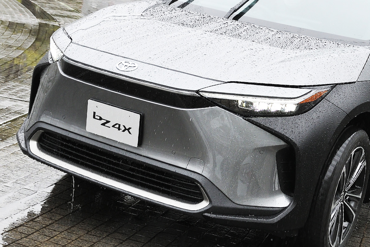 販売シェアは低いながらも、各メーカーは相次いで新型EVを日本市場に投入する！（画像はトヨタ新型「bZ4X（プロトタイプ）」