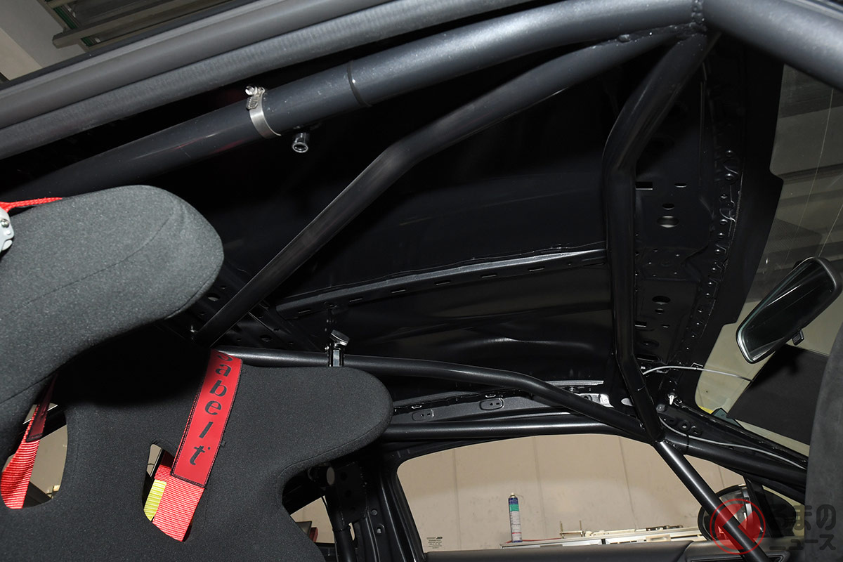 ロールケージを見るとアイサイトのカメラ位置を上手く逃がした構造となっている