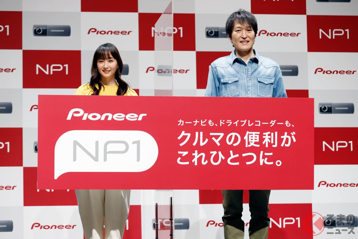 「NP1」のCMに出演する藤本美貴さん（左）と千原ジュニアさん（右）