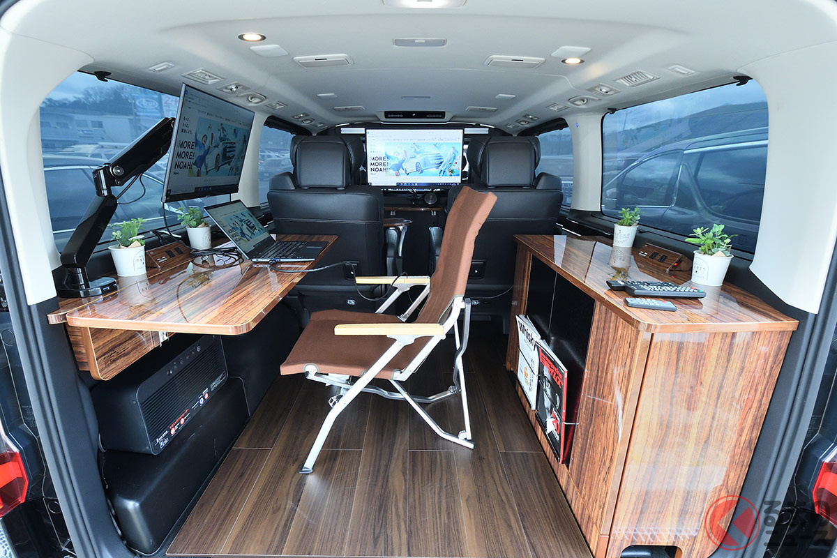 後席空間は移動しながらのオンライン会議が可能! 荷室空間は停車時に構想スペースとして活用される