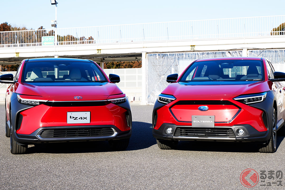プロトタイプ試乗会に展示された赤いボディのトヨタ新型「bZ4X」（左）とスバル新型「ソルテラ」（右）