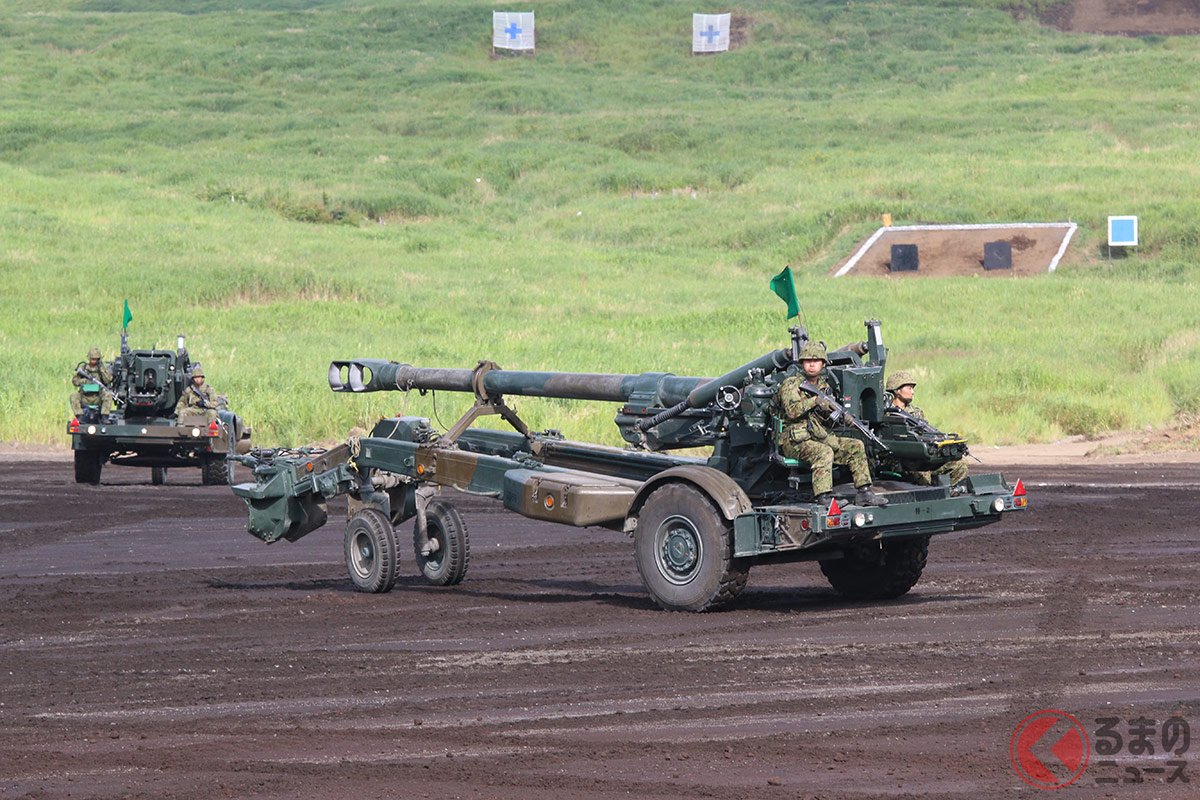 スバルのエンジンで自走するFH-70。運転席は左側になる。(画像:2018年8月23日月刊PANZER編集部撮影)