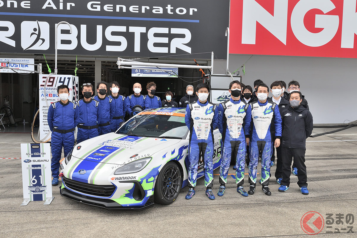 カーボンニュートラル燃料を使ったSUBARU BRZが走り出した!(画像はチーム全体の集合写真)