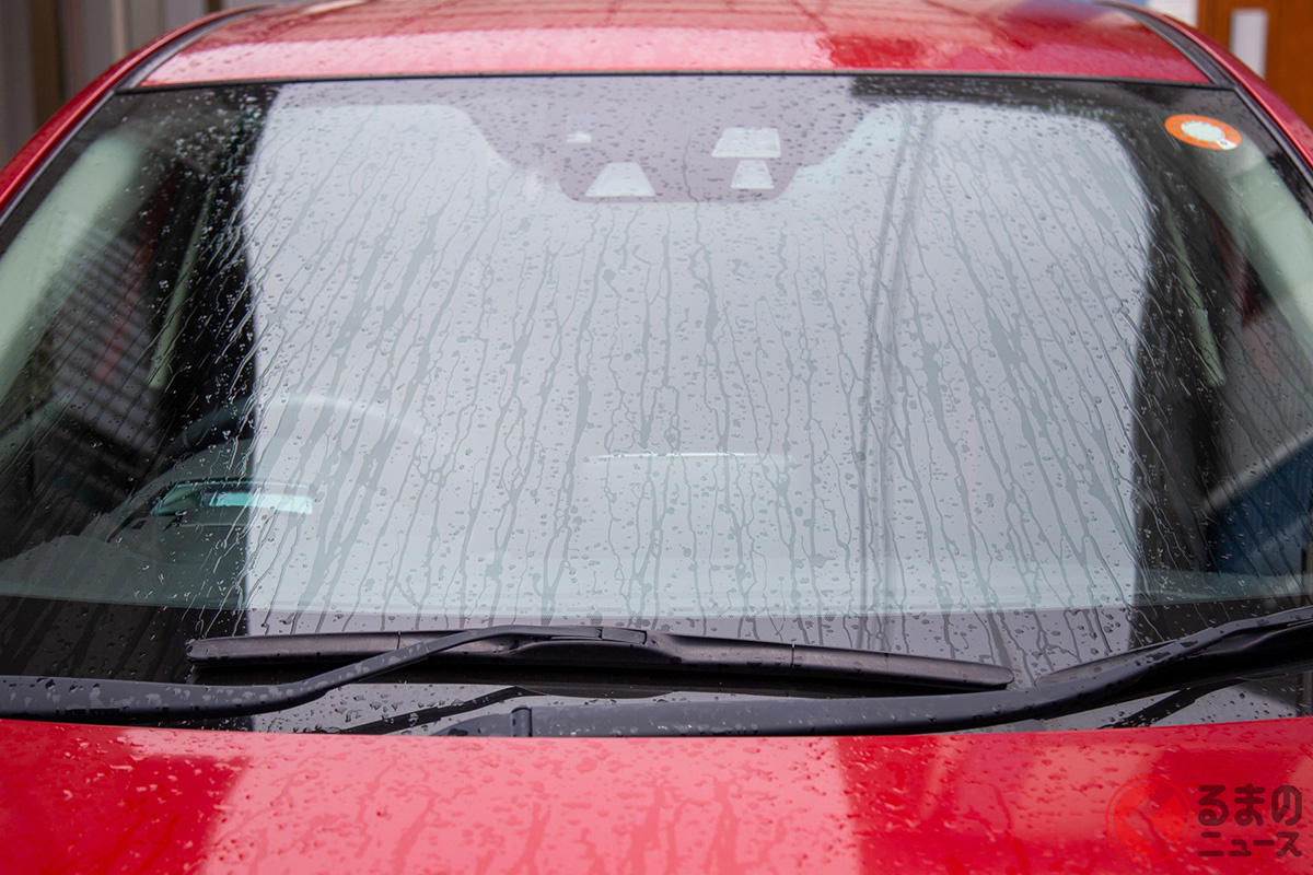車の窓ガラスにこびりつく 水アカ の正体は 視界不良の危険もある 水アカ撃退法とは くるまのニュース