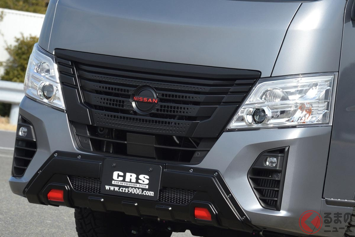 赤のNISSANロゴがブラックパーツを引き立てている(CRS OUTGEAR)