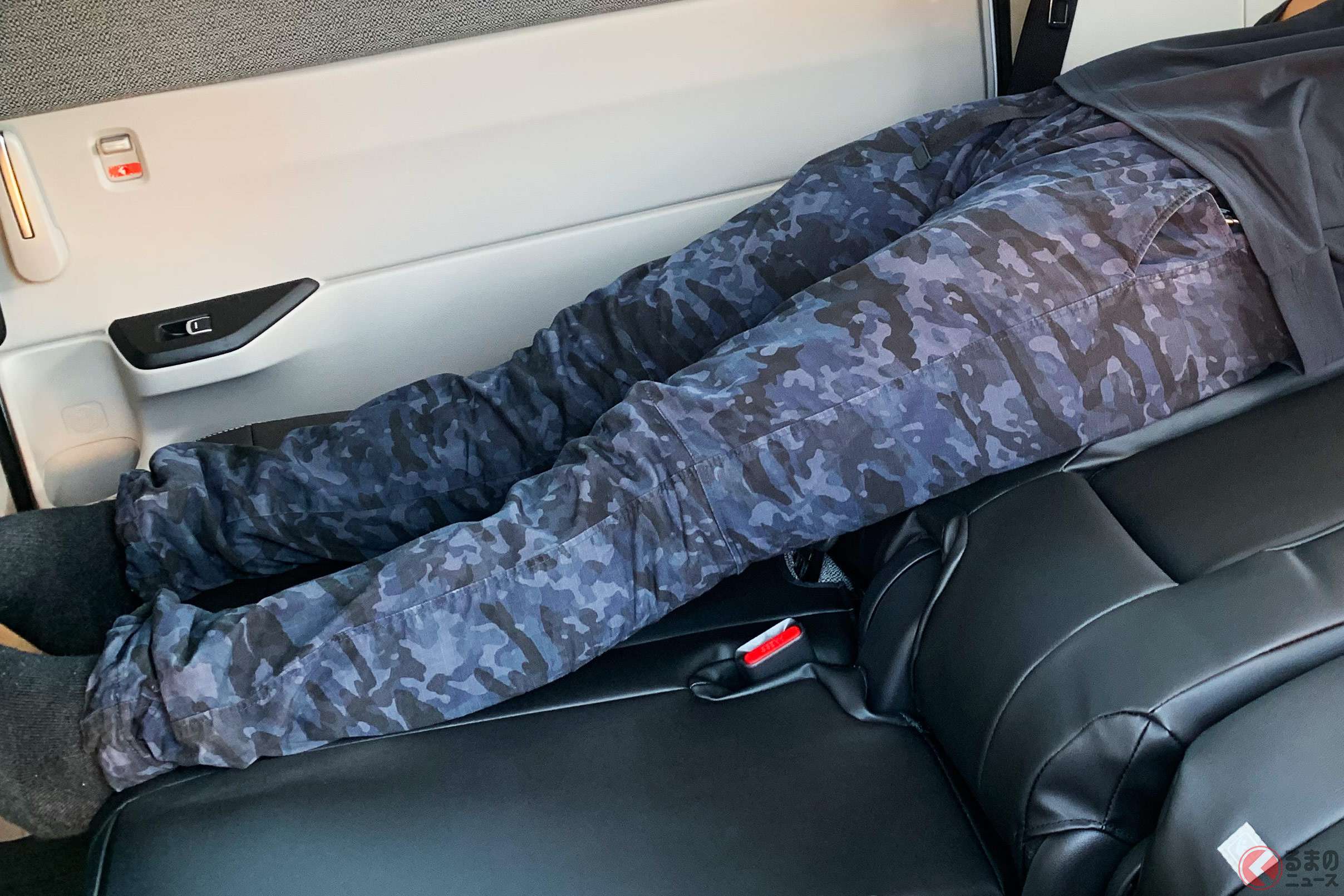 たぶん世界で初めて？ 新型ステップワゴンの車中泊仕様で寝転んでみた！ ステキなシアター空間に感動！（画像は寝転んだイメージ）