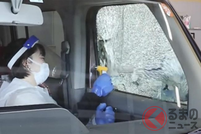 クルマの窓 バット で叩くとどうなる 水没時に効果的な割り方は 備えておきたい 脱出用ハンマー とは くるまのニュース クルマの窓 バット で叩くとどうなる 水没時に効果的な割り方は 備えておきたい 脱出用ハンマー とは くるまのニュース