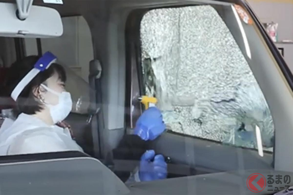 クルマの窓 バット で叩くとどうなる 水没時に効果的な割り方は 備えておきたい 脱出用ハンマー とは くるまのニュース クルマの窓 バット で叩くとどうなる 水没時に効果的な割り方は 備えておきたい 脱出用ハンマー とは くるまのニュース