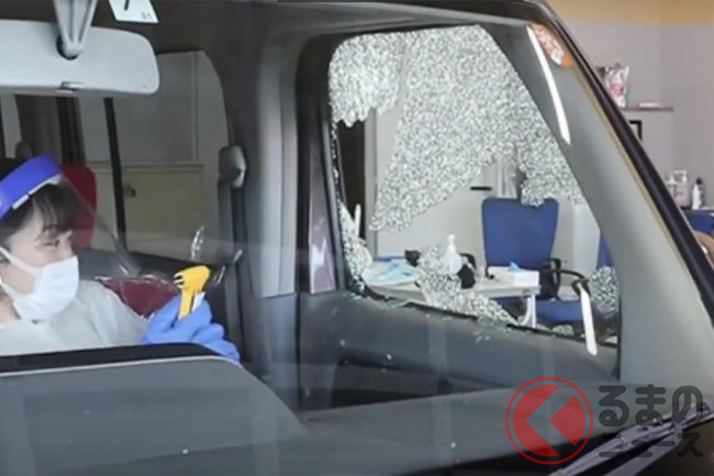 クルマの窓 バット で叩くとどうなる 水没時に効果的な割り方は 備えておきたい 脱出用ハンマー とは くるまのニュース クルマの窓 バット で叩くとどうなる 水没時に効果的な割り方は 備えておきたい 脱出用ハンマー とは くるまのニュース