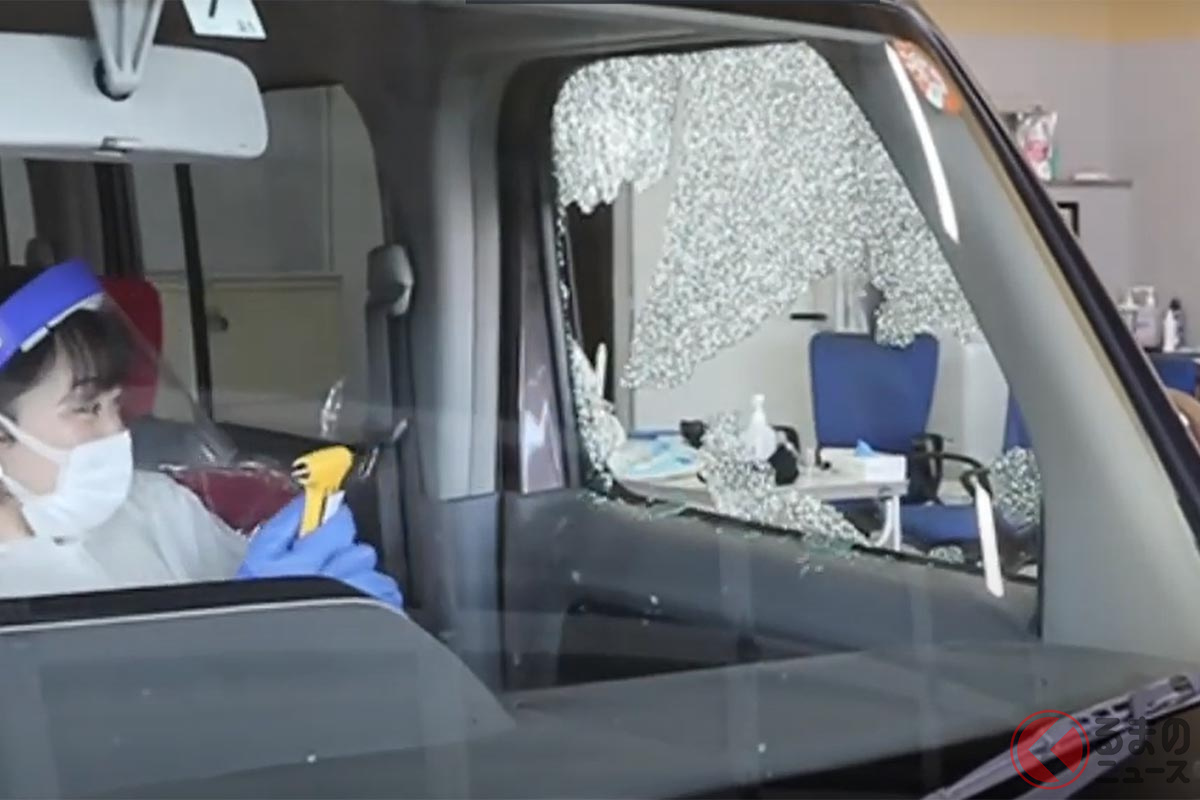 クルマの窓 バット で叩くとどうなる 水没時に効果的な割り方は 備えておきたい 脱出用ハンマー とは くるまのニュース クルマの窓 バット で叩くとどうなる 水没時に効果的な割り方は 備えておきたい 脱出用ハンマー とは くるまのニュース