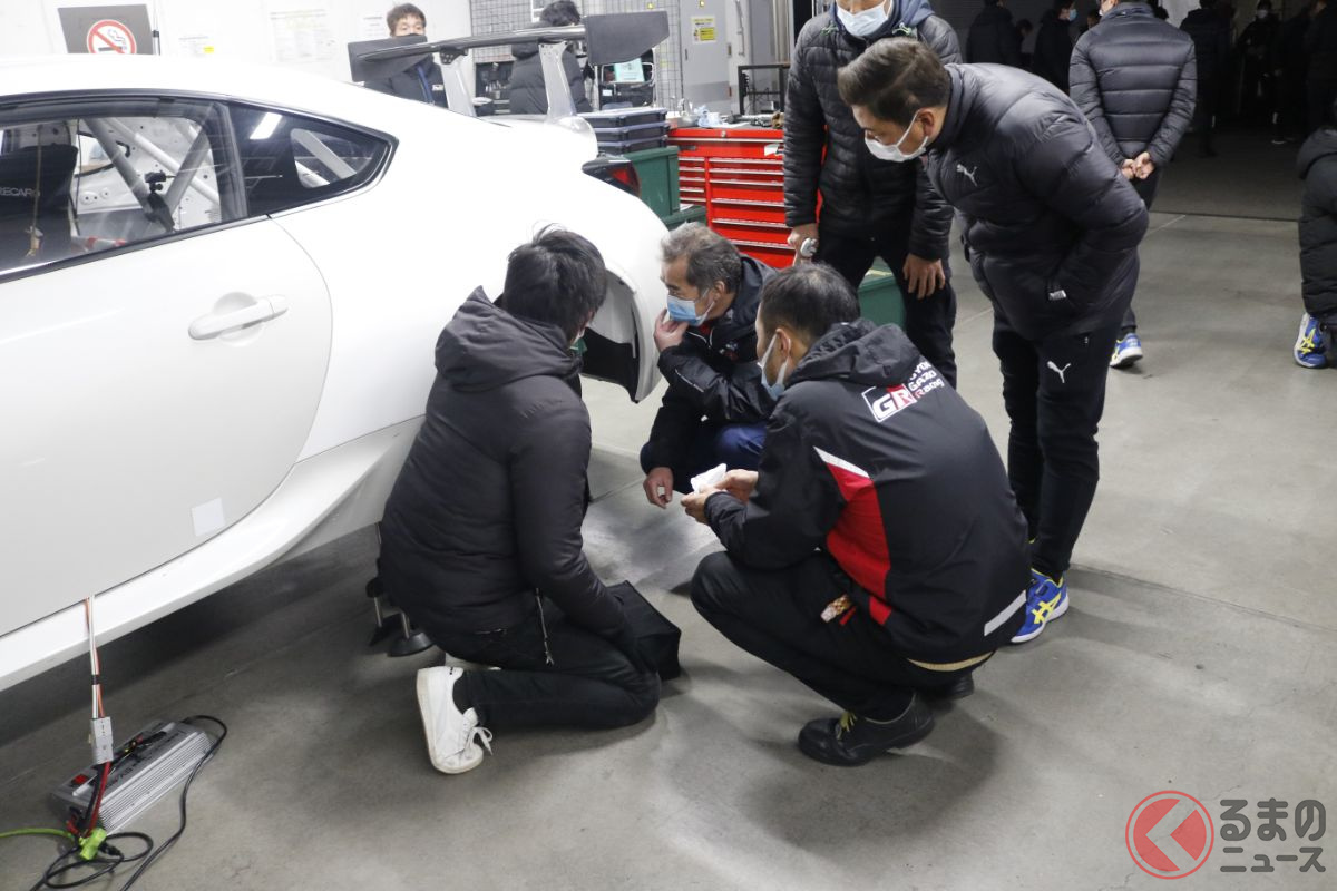 夜間走行の開始から僅か10数分でマシンがコース上にストップ、けん引されてピットに戻ってきたGR86。原因はシェイクダウン同様のトランスミッションだという