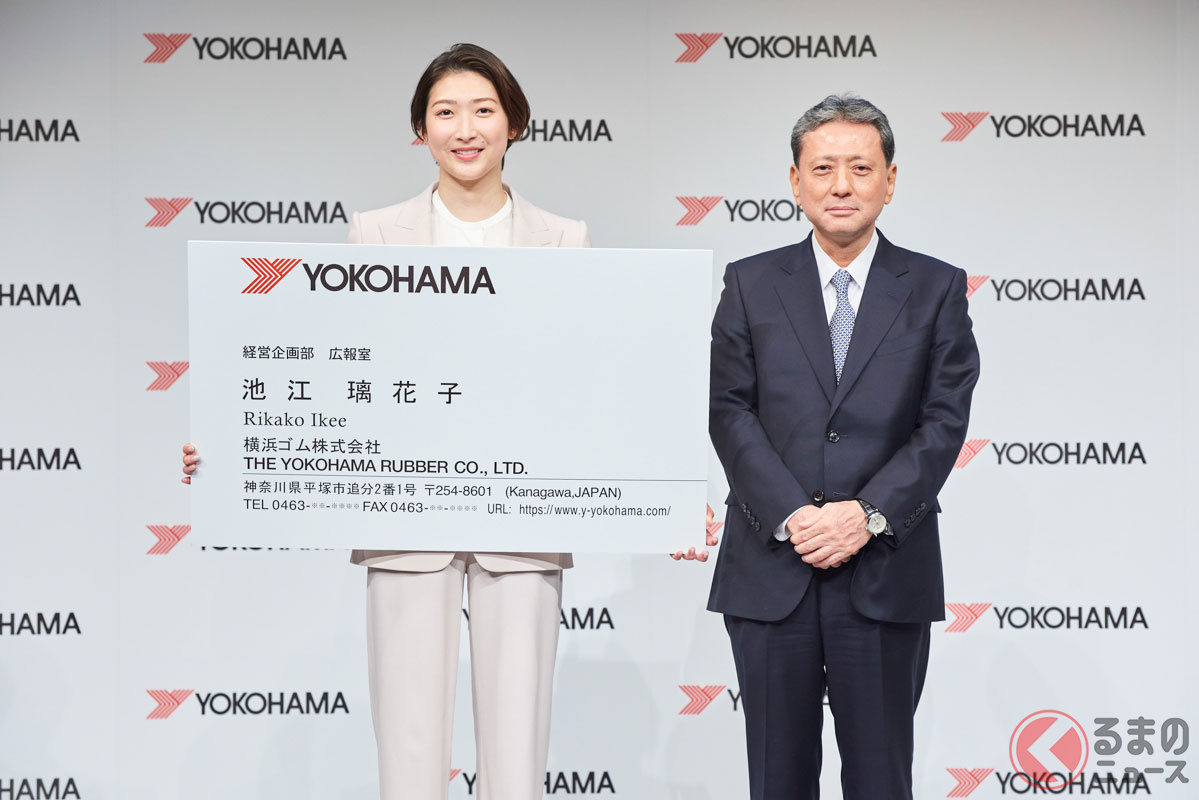 横浜ゴムとのパートナーシップ契約と同社入社を発表した池江璃花子選手（左）と山石昌孝社長。