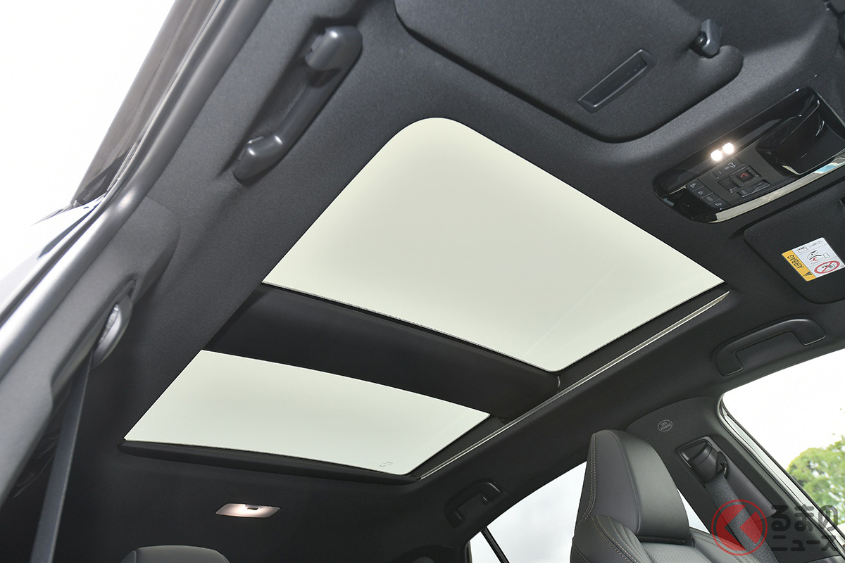 トヨタ「ハリアー」ではガラスの透過率を変化させられる「調光パノラマルーフ」を設定している