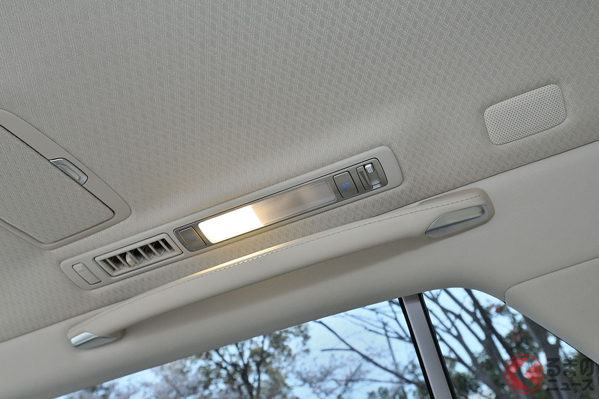 トヨタ「センチュリー」などの高級車はアシストグリップが革巻きとなる