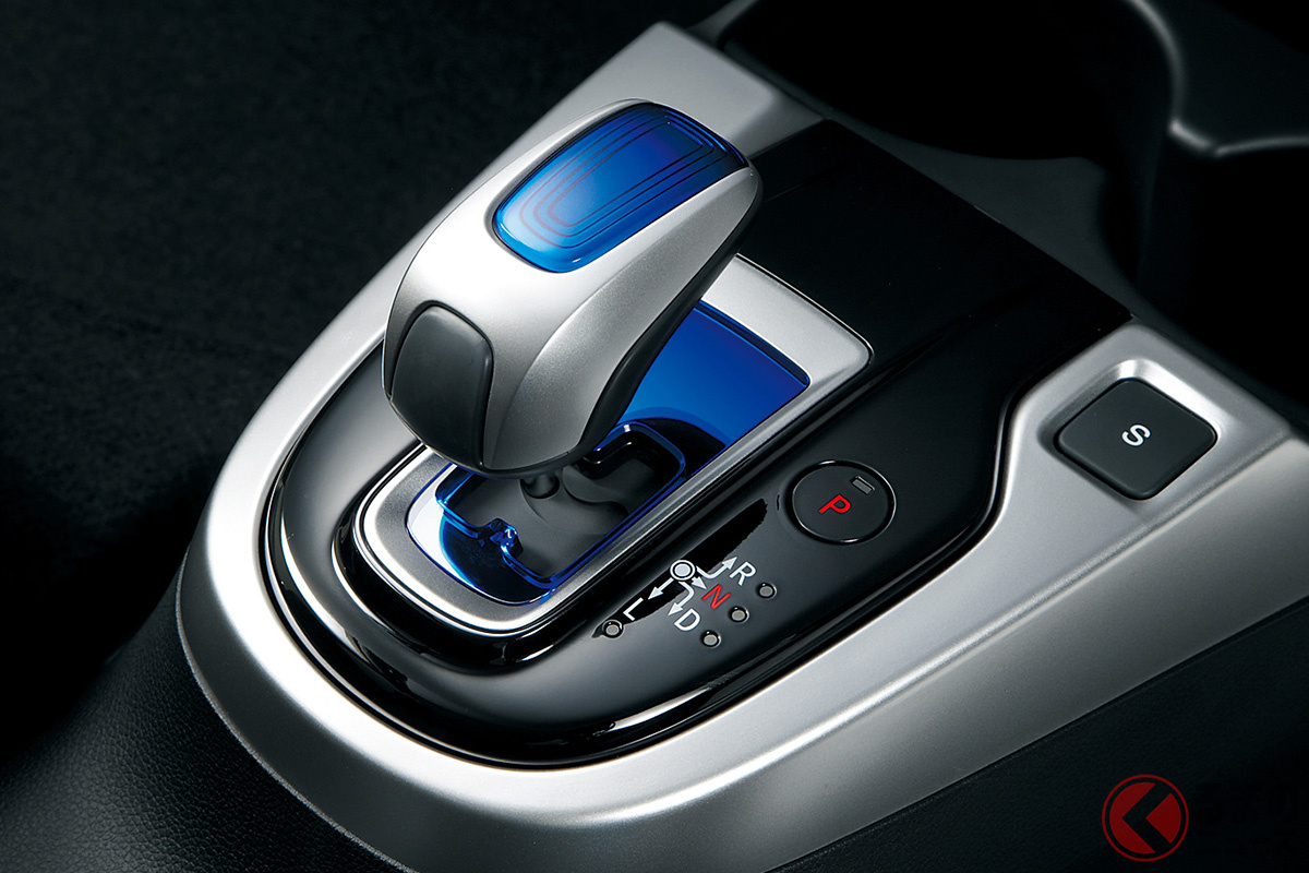 2013年9月にフルモデルチェンジした先代(3代目)のホンダ「フィット ハイブリッド」向けに、モーター付きDCTを組み合わせた新ハイブリッドシステム「SPORT HYBRID(スポーツ ハイブリッド) i-DCD」が採用されています