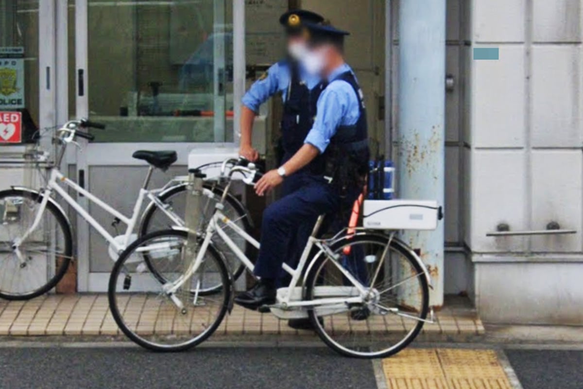 警察官が自転車で歩道を走行するのは問題ないの？ 警察車両は赤灯が点灯すると緊急車両だけど…自転車は？（(C) Googleマップ／Google社）