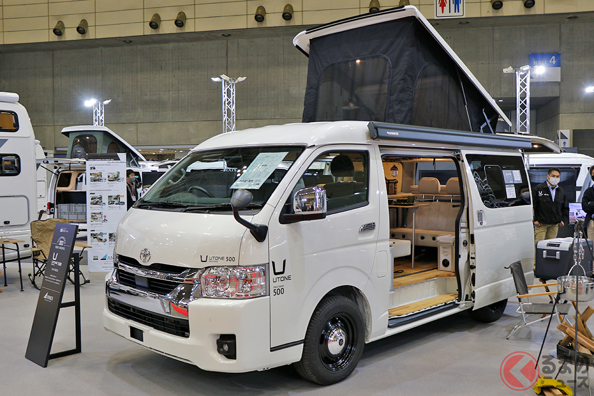 ポップアップルーフ以外ノーマルテイストな外観に対し、内装は非常にオシャレなのも特徴! 新型キャンピングカー「UTONE(ウトネ)500」