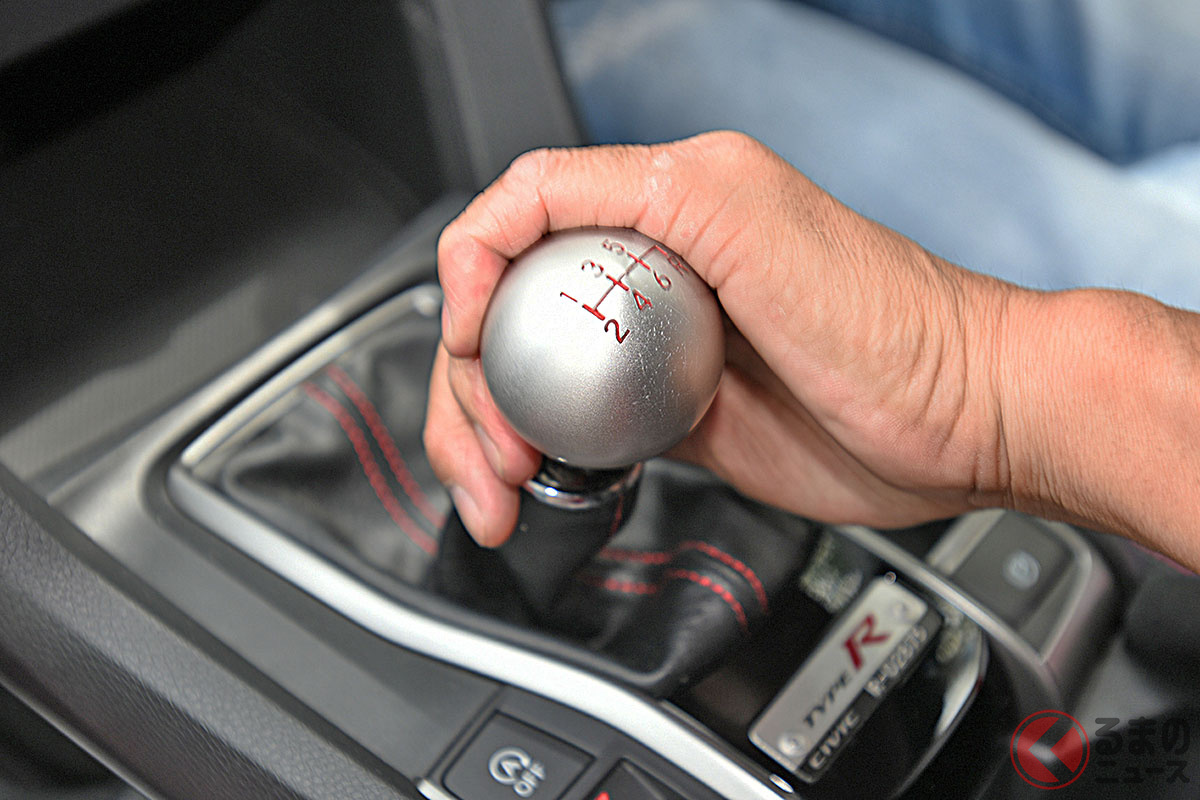 MT車では「エンブレ」を使って減速することが多い