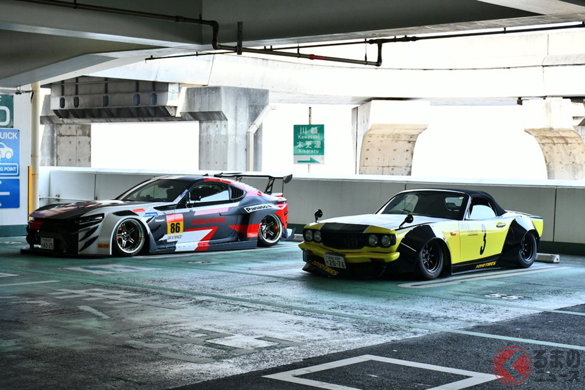 駐車場に駐められた2台のカスタムカー…注目度はバツグン(画像:日本自動車大学校公式SNS)