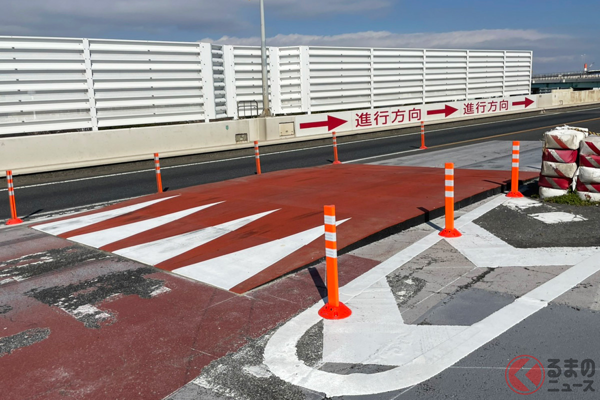 本来は速度抑制が目的のバンプだが…SNSでは「辰巳ジャンプ台」と呼ばれることも…なぜ設置されたのか?