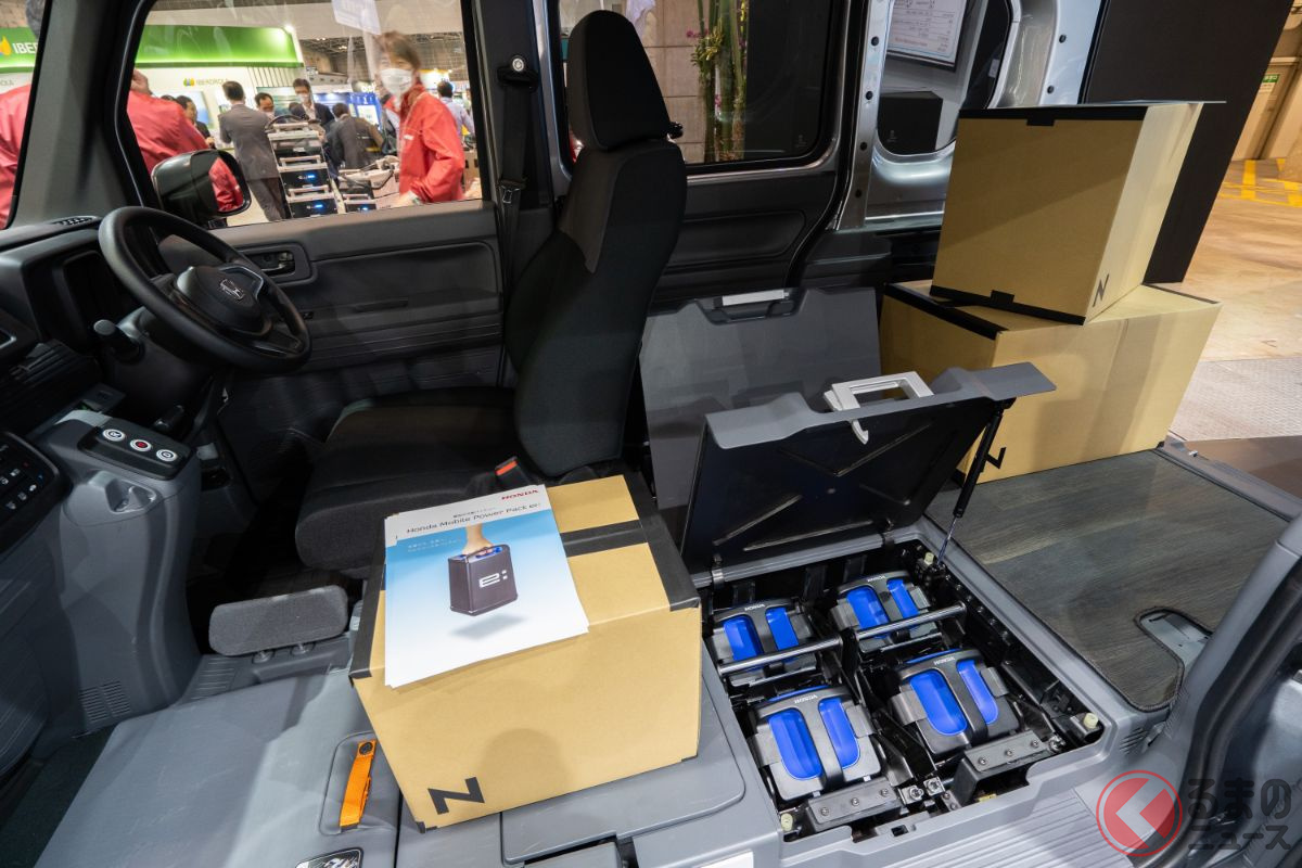 床下にバッテリーを8個搭載する「MEV-VAN Concept」(撮影:加藤博人)