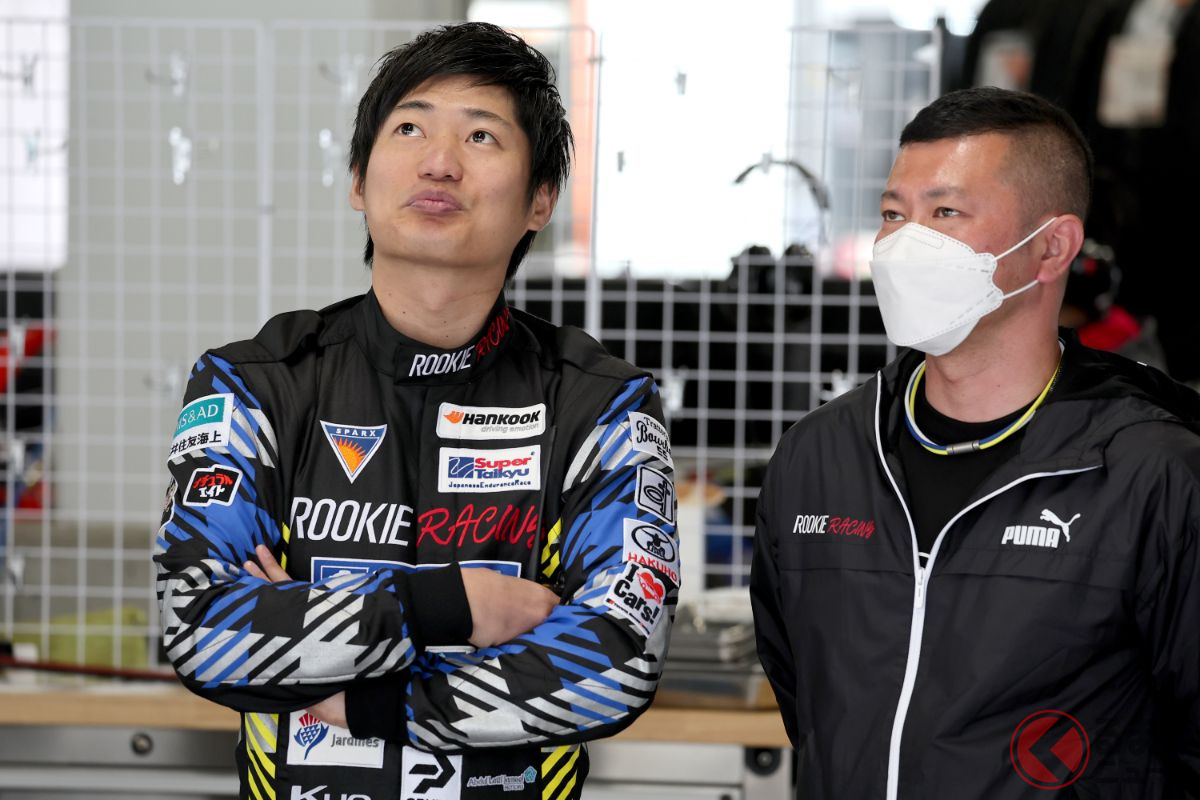 大嶋和也氏(左)と佐々木英輔氏(右)がピットで談笑する様子