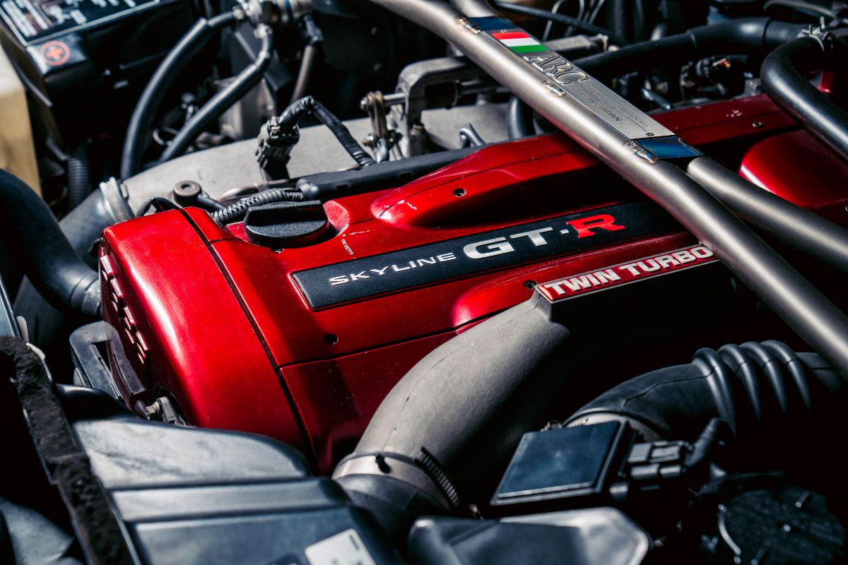 心臓部に置かれた「RB26DETT」エンジンは、インタークーラーなどの強化により、最高出力が550馬力へと高められている
