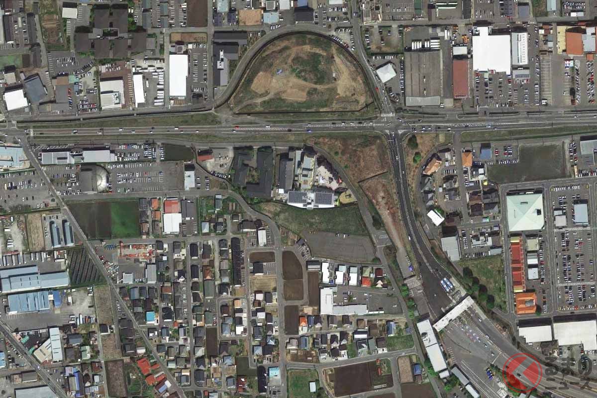 国道20号諏訪バイパスと中央道が接続する諏訪IC付近。まっすぐ横切る諏訪バイパスは、4車線化やIC出入口立体化の土地が確保されている((C) Google)