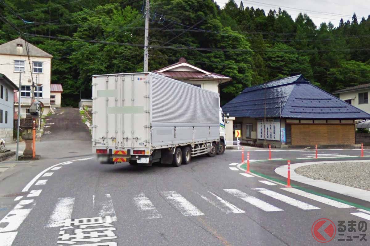 福島県郡山市湖南町福良地区にある国道294号の直角カーブ((C) Google)