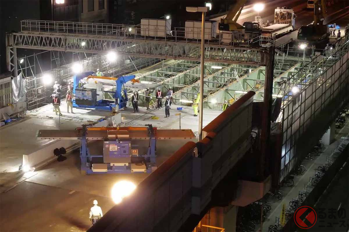 専用架設機によるコンクリート床版の設置状況。2020年、阪神高速12号守口線(画像:阪神高速)