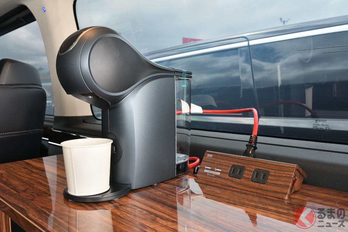FCVグランエースの試作車はどれも同じユニットを使っており、24時間周囲を気にせず電気を使うことが可能(写真は2号機でコーヒーを入れるイメージ)