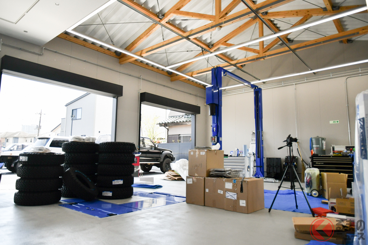 新店舗に併設された工場は、2基のリフトを備えた、1級自動車整備士のいる認証工場だ