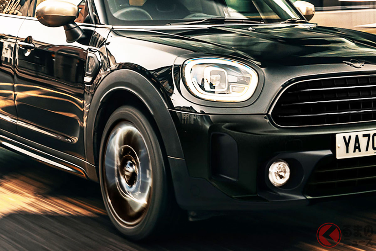 ミッドナイト・ブラック・メタリックの外装色をまとったミニ・クロスオーバー シャドーエディション