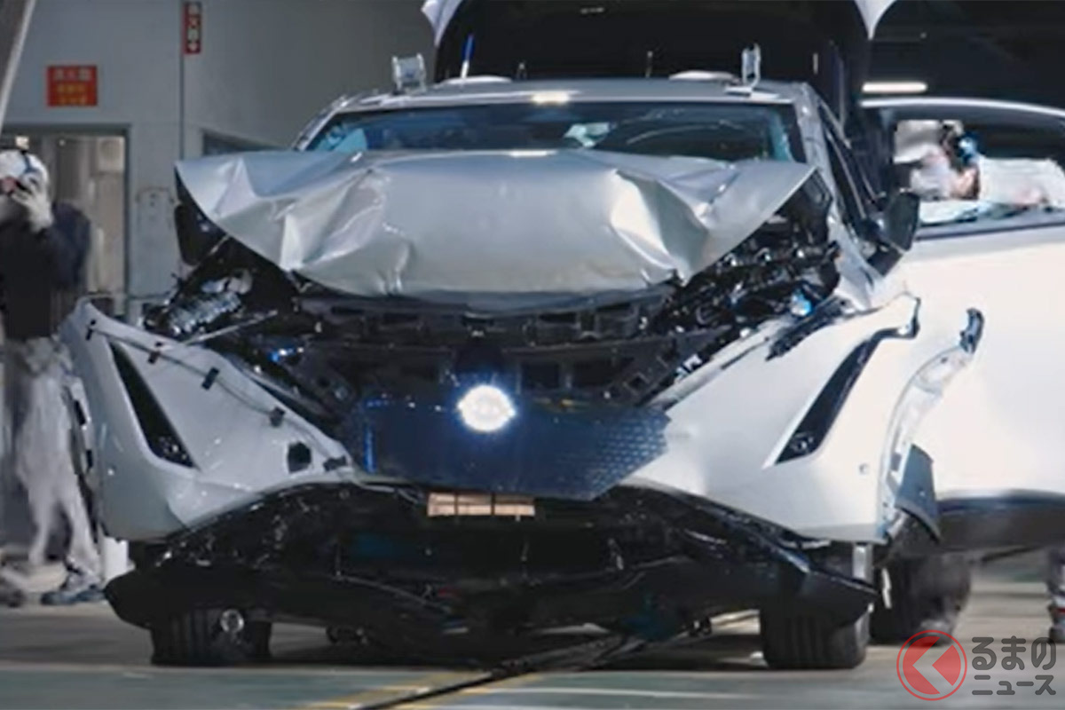 凄まじい勢いで グシャ 日産高級suv アリア が正面から衝突 人をクルマが守るってスゴい 衝突試験の実態とは くるまのニュース 凄まじい勢いで グシャ 日産高級suv アリア が正面から衝突 人をクルマが守るってスゴい 衝突試験の実態とは くるまのニュース