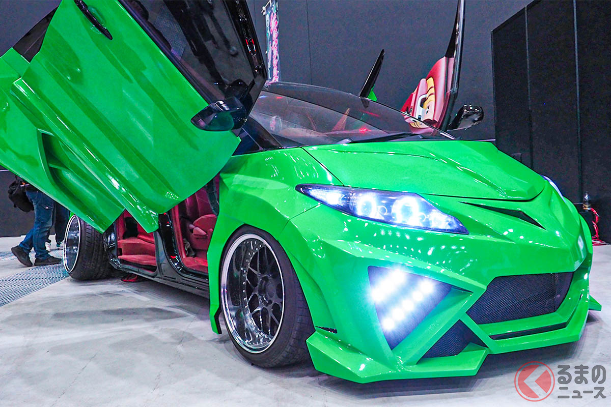 これはスゴイ! 全ドアガルウィング化されたトヨタ「エスティマ」