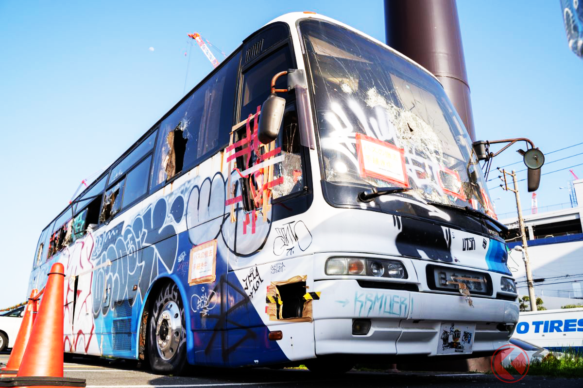 なぜ放置バス存在？ 東扇島東公園に約1年間も放置されている大型バス（撮影：加藤博人）