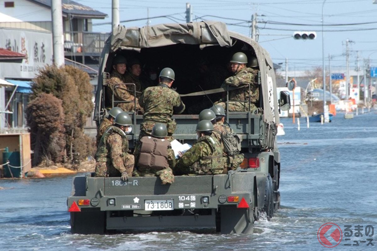 2011年3月13日東日本大震災の津波で浸水した地域を走行する3 1/2tトラック(画像:防衛省統合幕僚監部)