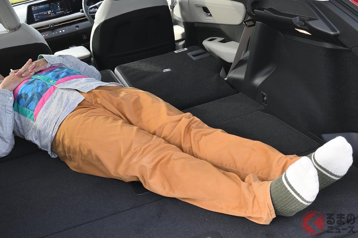 日産新型「アリア」の荷室に寝てみた