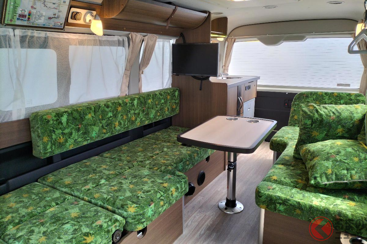広島電鉄 5100形電車の紅葉柄シートを装備したキャンピングカー車内