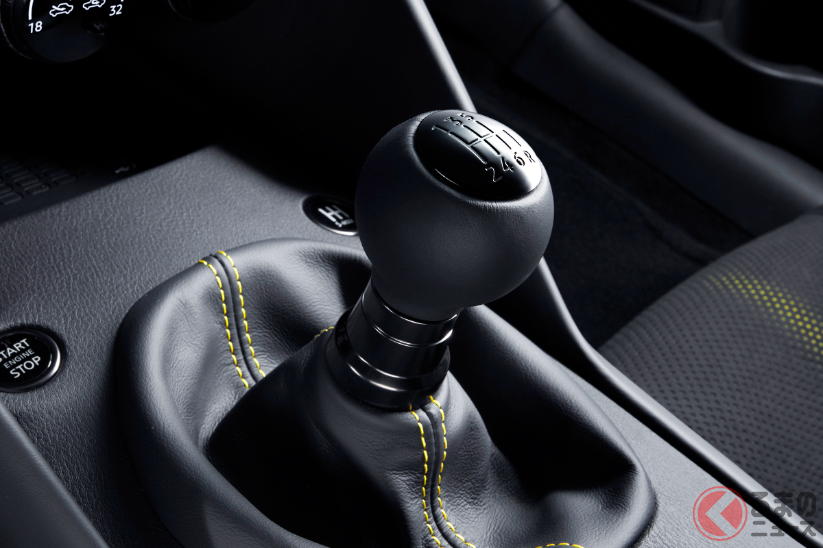 AT限定免許の人が「MT車運転」は「免許条件違反」だった!(画像は日産「フェアレディZ」)