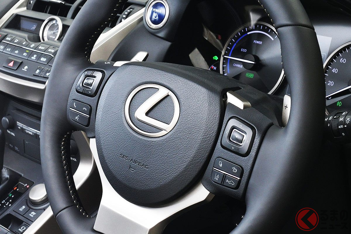 「あれ? これ運転操作の感覚が何か違う?」 2014年式のレクサス「NX」のステアリング。見た目には分かりづらいものの使用感や傷などがある。新品に変えるだけでどのような変化があるのか?