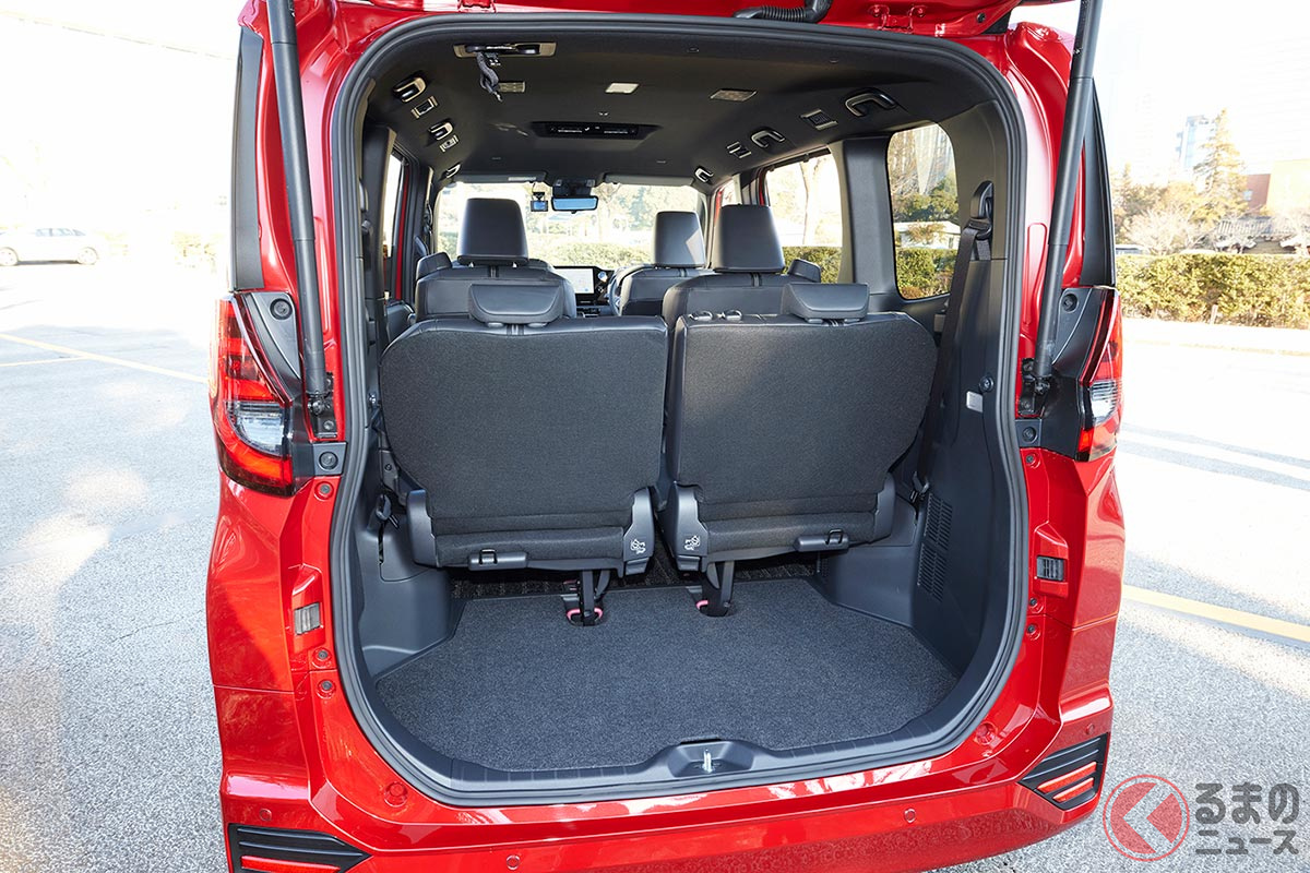 ミニバンのメリットである広い室内と荷室(新型ノア)