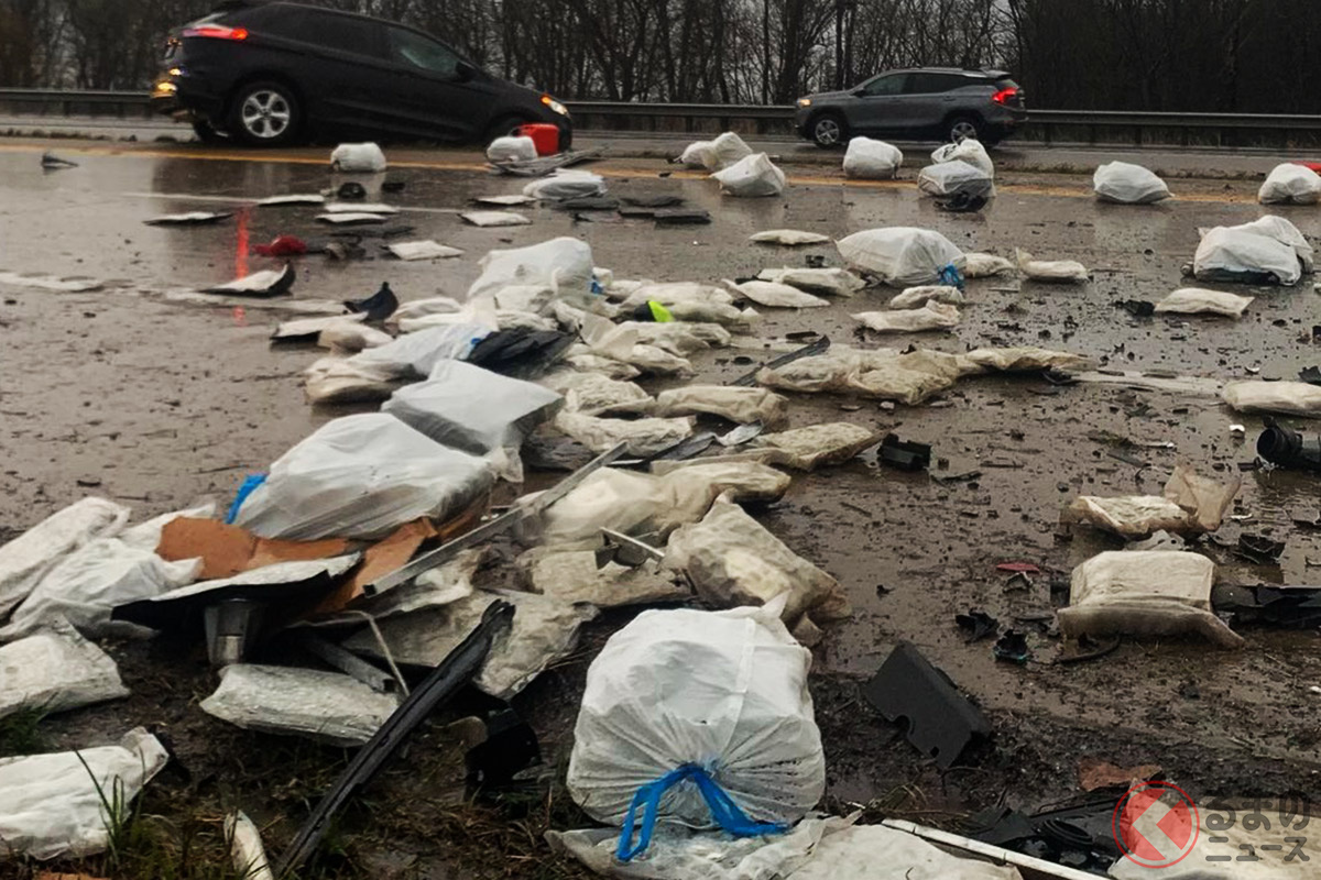 道路に散乱したマリファナの袋(米ミズーリ州高速道路パトロール隊の公式SNSより)