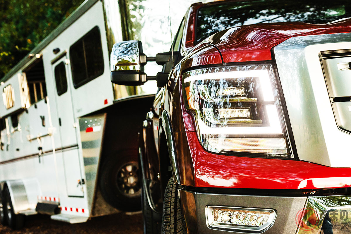 トレーラーをトーイング(けん引)するピックアップトラック(画像はイメージです)