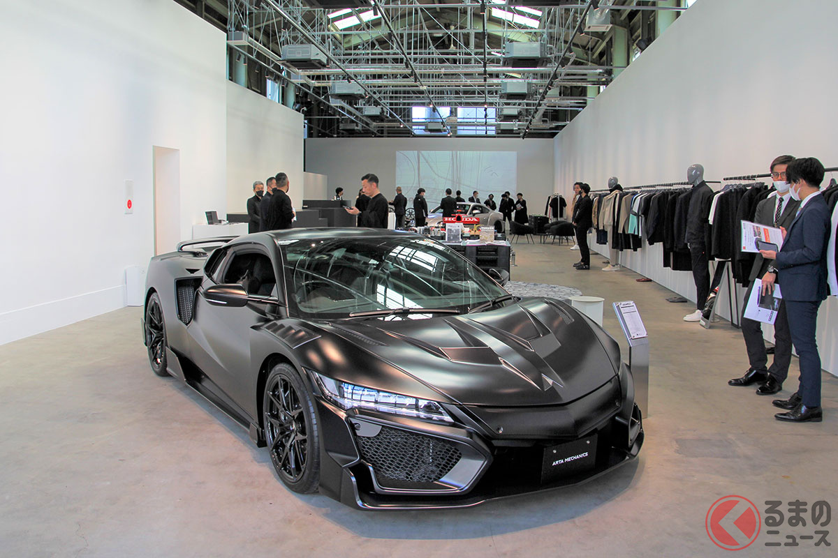 「ARTA MECHANICS&INSPIRATIONS」内覧会の様子。ARTA MECHANICSのカスタムカーや、ARTAブランドのアイテムが並ぶ