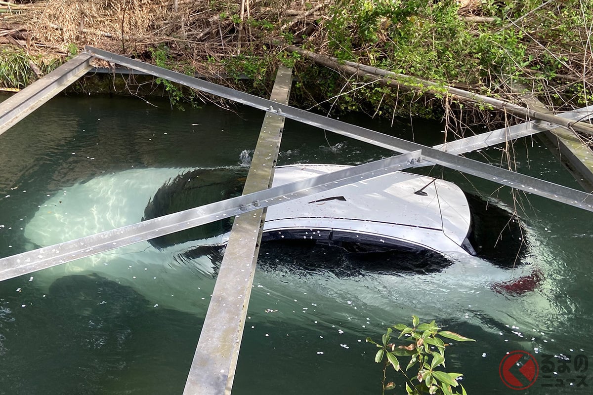 なぜマツダ・デミオらしきクルマが水中に落ちているの? 驚きの現場を写真で見る!(画像提供:TOROさん(@toro_134))
