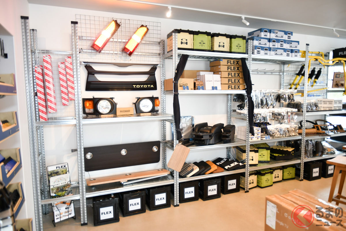 フェイスチェンジキット「Re Classic」など、FLEXのオリジナルアイテムも店頭に並ぶ