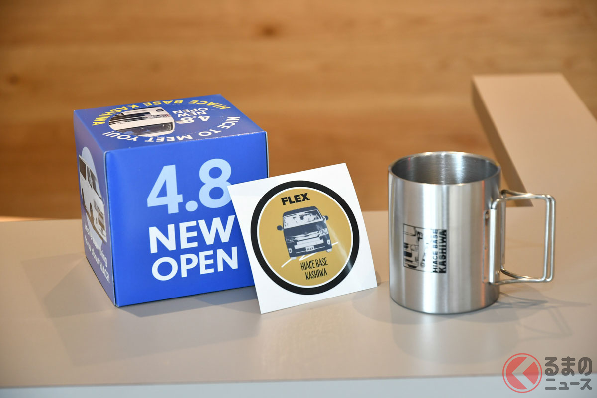 オープンセール期間中の来店者にプレゼントされるオリジナルマグカップ、ボックスティッシュ、オリジナルステッカー