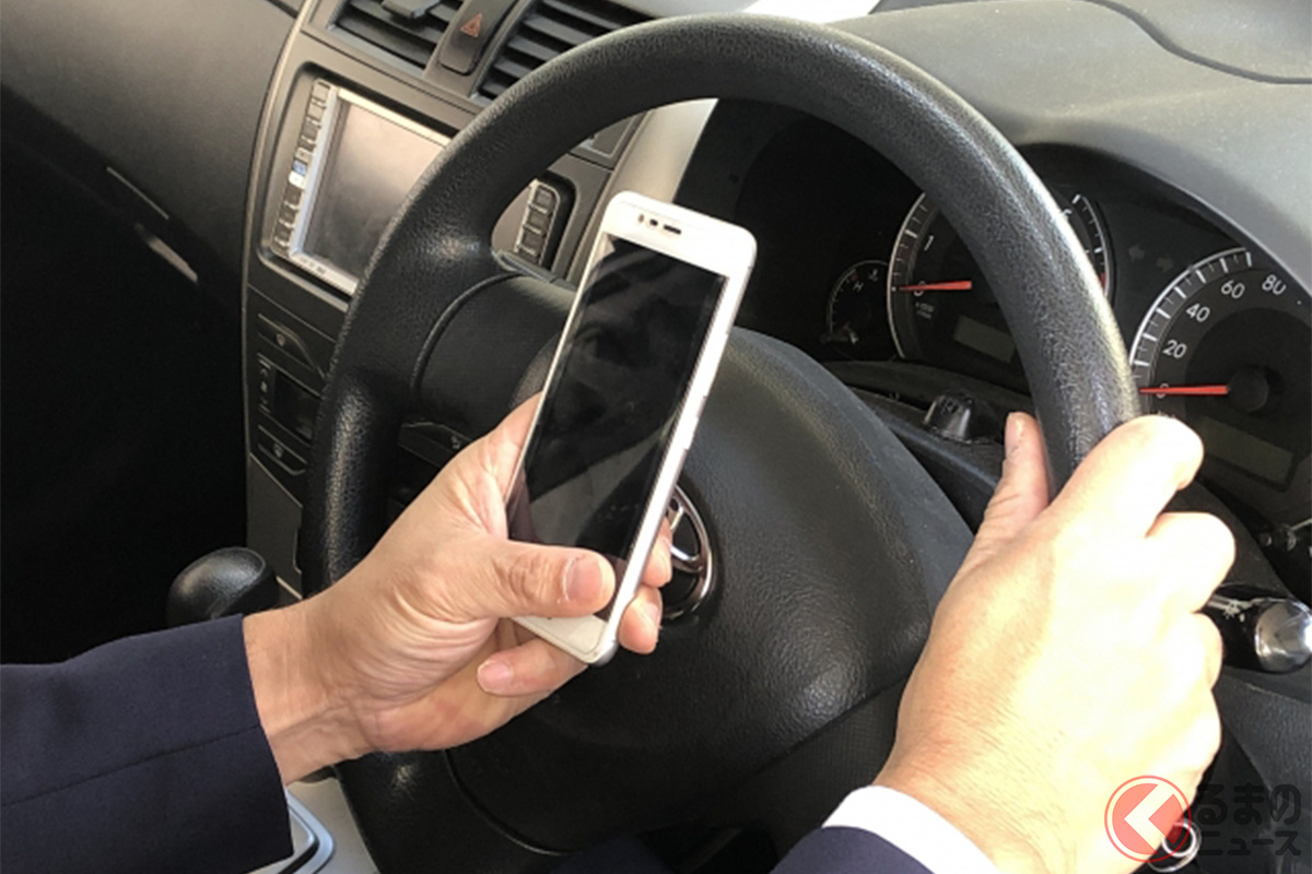 運転中にスマートフォンや携帯電話を注視するのは、単に道路交通法で禁じられているだけでなく、重大な事故のリスクがあります［画像はイメージです］